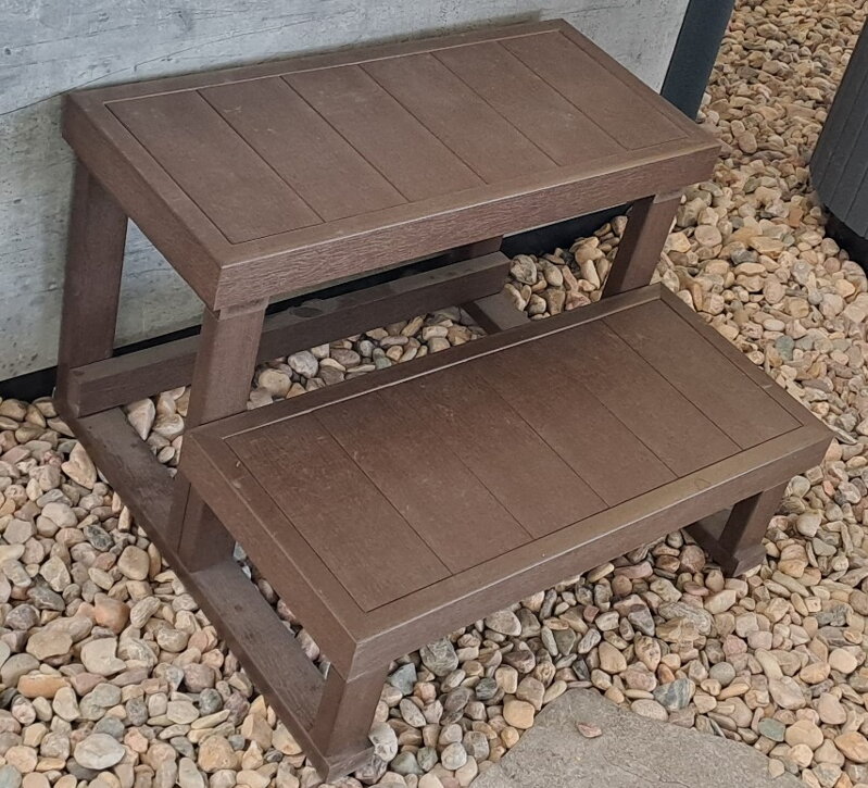 Schody hnedé k vírivke COMFORT pre bezpečný vstup 