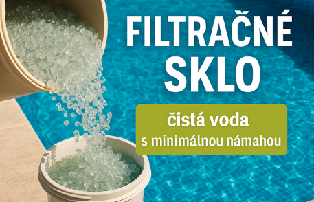Porovnanie filtračného skla a piesku pri bazénovej filtrácii Detailné zábery filtračného skla s jemnými zrnkami vedľa klasického piesku, na pozadí modrý bazén a svetlo slnečného dňa