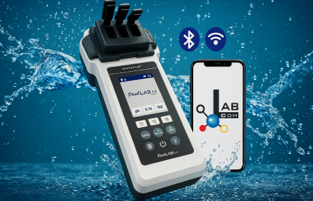 Digitálny fotometer PoolLAB 2.0 s puzdrom a tabletami na testovanie vody PoolLAB 2.0 fotometer položený na drevenej doske pri bazéne s otvoreným puzdrom a testovacími tabletami