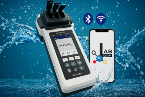 PoolLAB 2.0 fotometer položený na drevenej doske pri bazéne s otvoreným puzdrom a testovacími tabletami